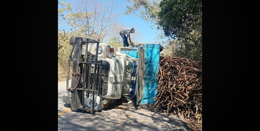 Otra vez vuelca camión cañero