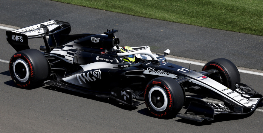 SE CAE A PEDAZOS AUTO DE CHECO PÉREZ