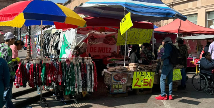 Ambulantes invaden la Plaza de Armas