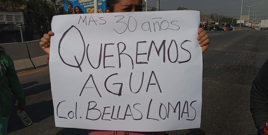 BLOQUEAN CIRCUITO POTOSÍ Y EXIGEN AGUA A GALINDO