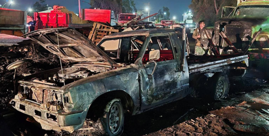Incendio calcina vehículos ladrilleros en Salvador Nava