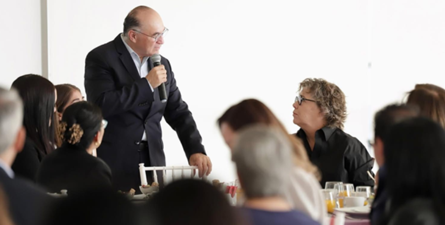 Los “obligan” a ocupar asientos en la actividad