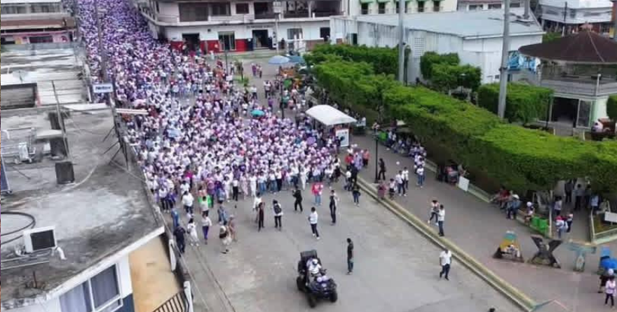 La Huasteca se pintó de morado: más de 10 mil mujeres marchan en Axtla