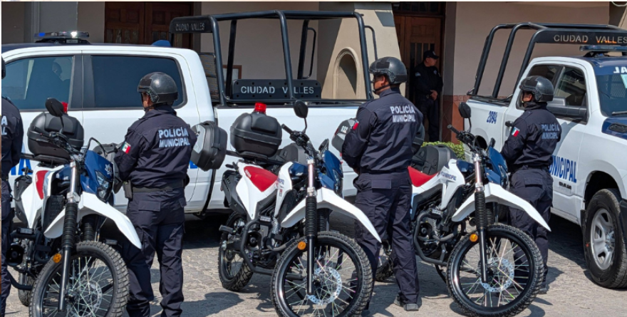 Autoridades municipales entregan nuevas unidades y equipo tecnológico a la policía