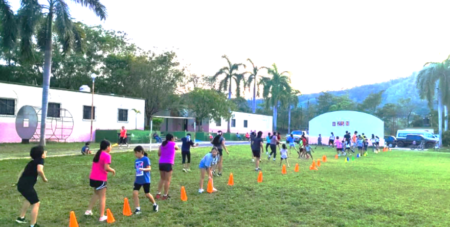 Familias participan en la jornada “1 km por tu salud” de la Escuela Municipal de Deportes