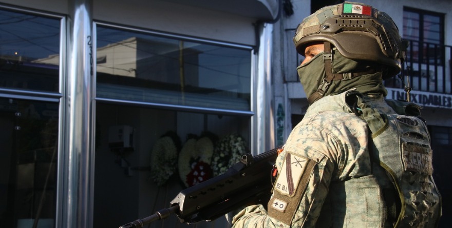 FLORES Y MILITARES: EL FUNERAL DE ‘EL MENCHO’