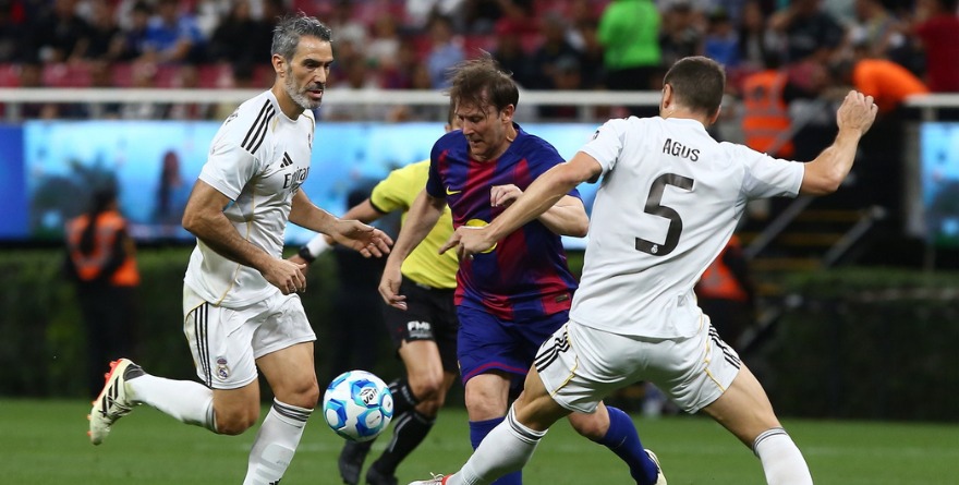 RAFA APLAUDIDO; FIGO ABUCHEADO