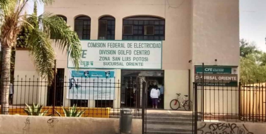 CFE deja postes en nueva vialidad