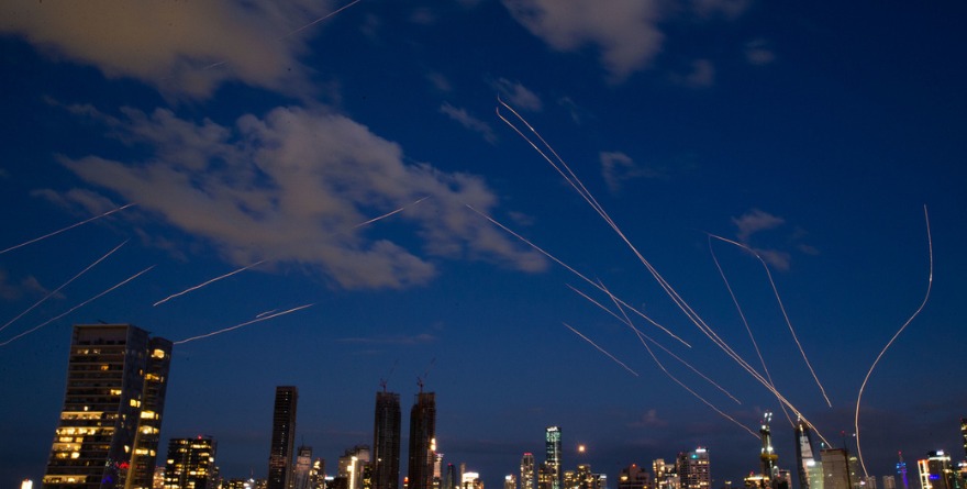 LANZAN UN MISIL CADA MINUTO