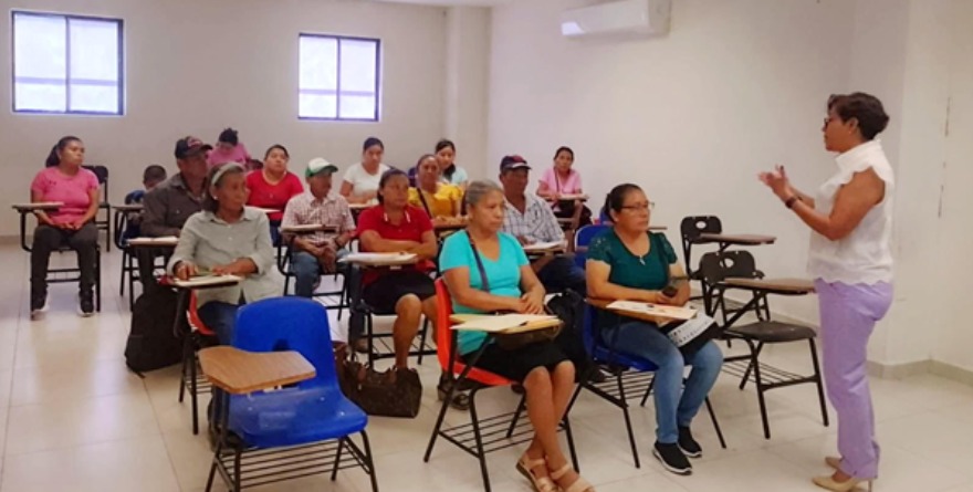 Capacitan a auxiliares de salud comunitarios