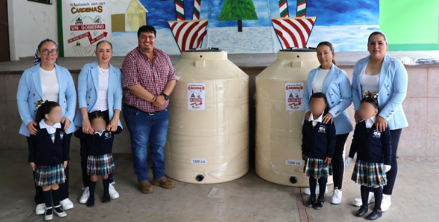 Entregan tinacos a kínder de Cárdenas