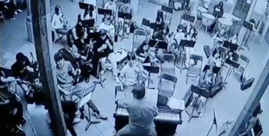 Maestro perdió el ritmo… y los estribos