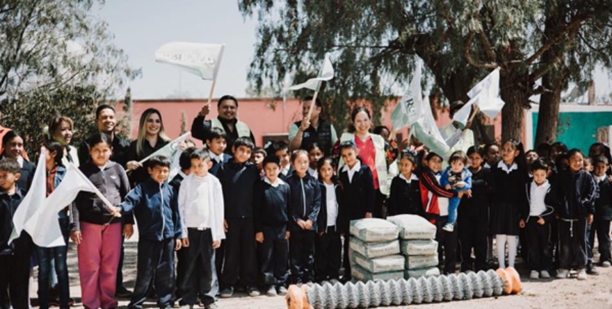 Construyen muro en primaria local