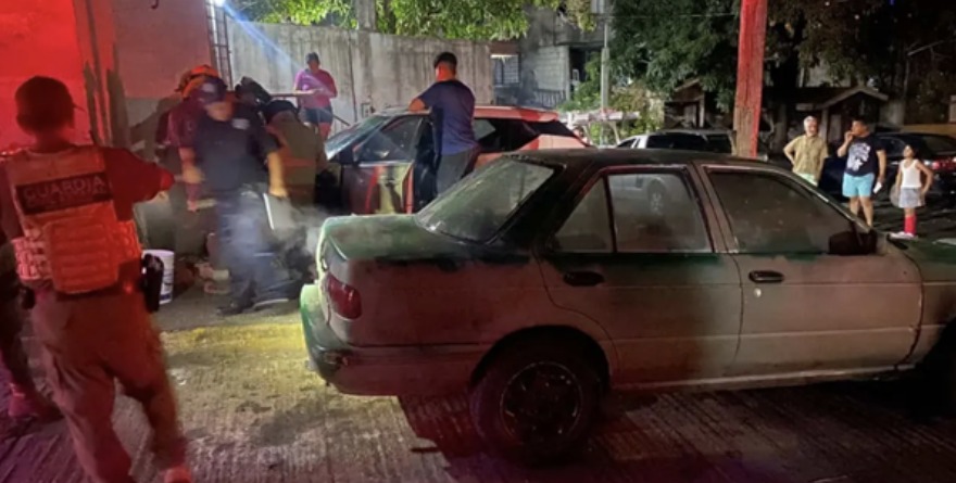 Le queman sus 2 coches a un poli