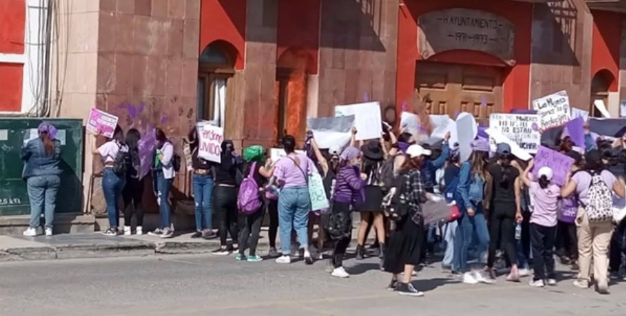 Limpian fachada de Presidencia Municipal