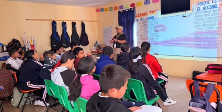 Orientan a alumnos sobre riesgos por ingerir alcohol.
