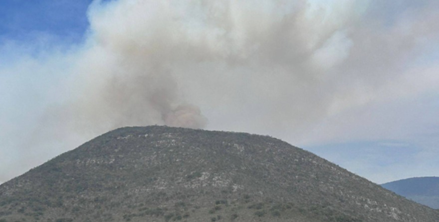 Combaten fuego en zona serrana