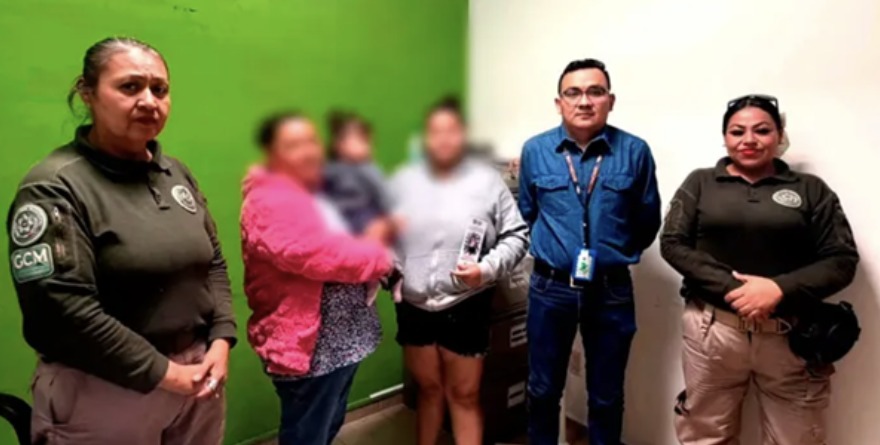 Rescatan a niña… de sus papás