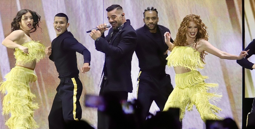 RICKY MARTIN HACE MARIDAJE PERFECTO DE GÉNEROS