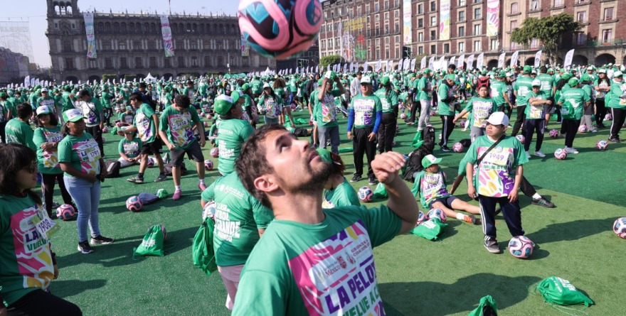 ROMPE MÉXICO RÉCORD GUINNESS CON CLASE DE FUTBOL MASIVA