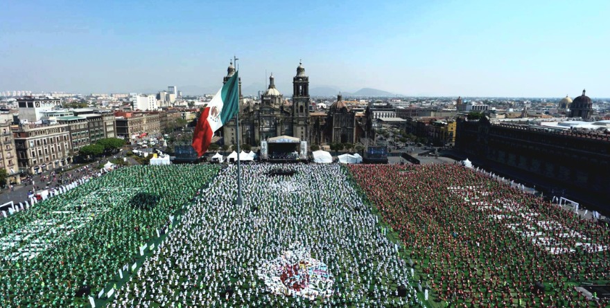 LLEVAN A BURÓCRATAS Y BENEFICIARIOS A CLASE MASIVA DE FUTBOL