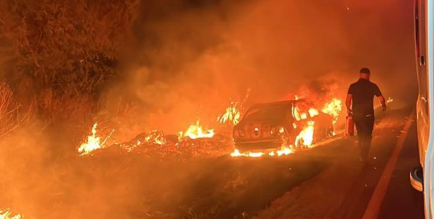 Auxilian brigadistas tras un corto circuito