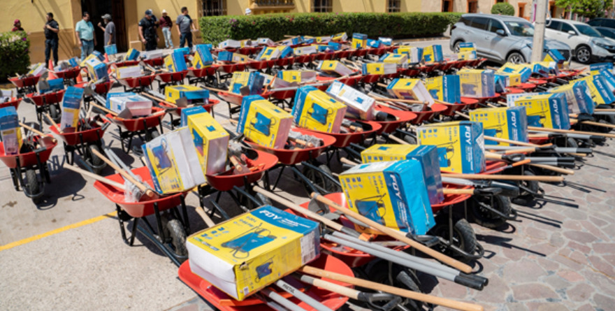 Entregan herramienta a productores rurales