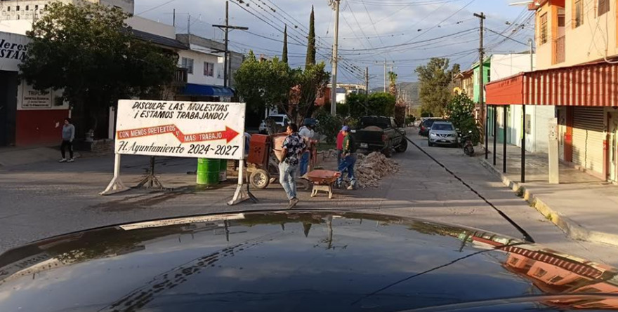 Rehabilitan calles en zona urbana