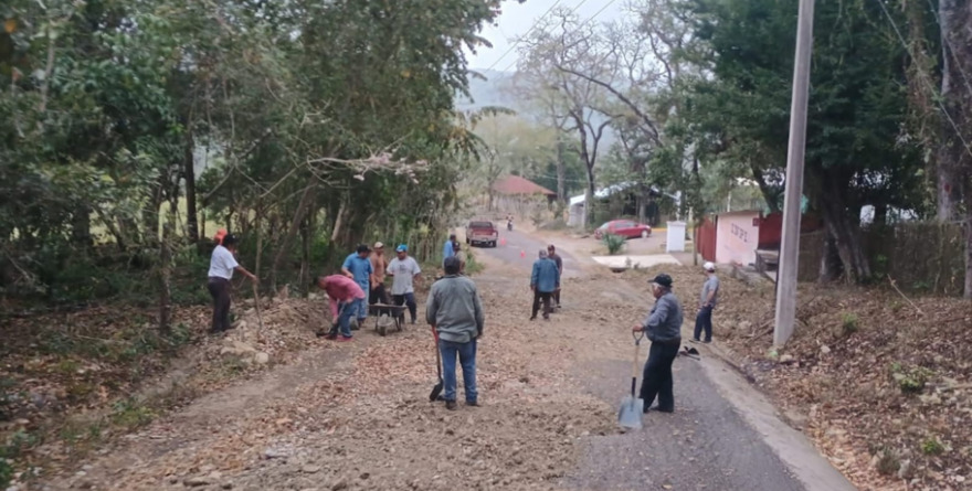 Habitantes rehabilitan camino en abandono