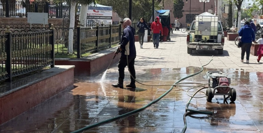 Sanitización de espacios públicos en Salinas