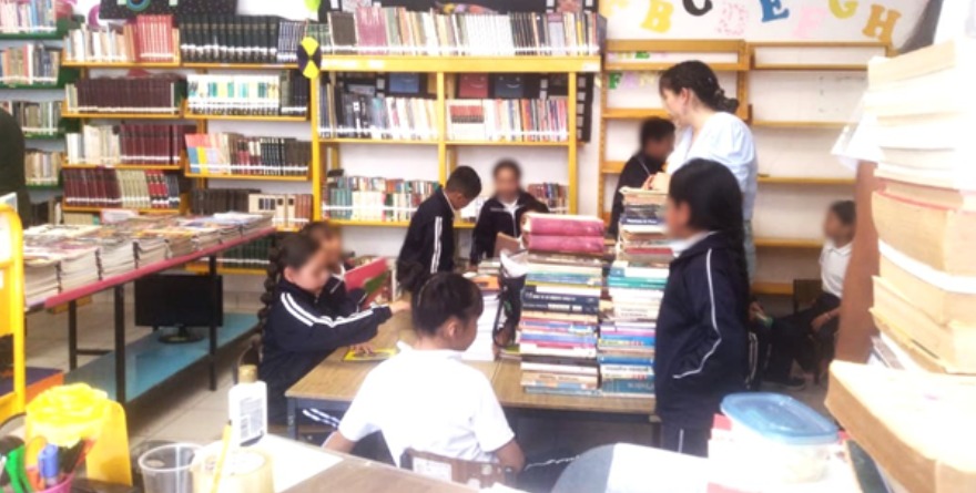 Realizan visita guiada en biblioteca escolar
