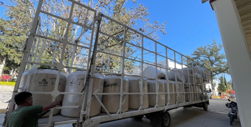 Apoyan hogares con tinacos subsidiados