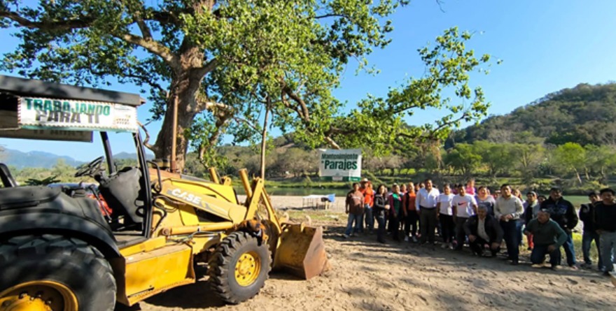 Entregan retroexcavadora para embellecedor paraje