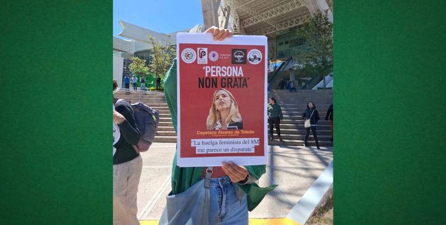 Reciben con reclamos a española Cayetana