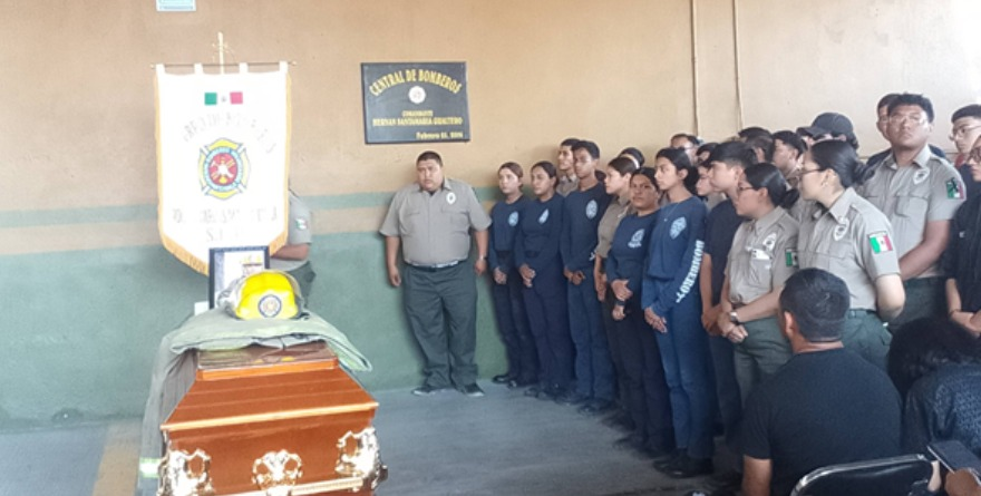 Rinden homenaje al joven bombero