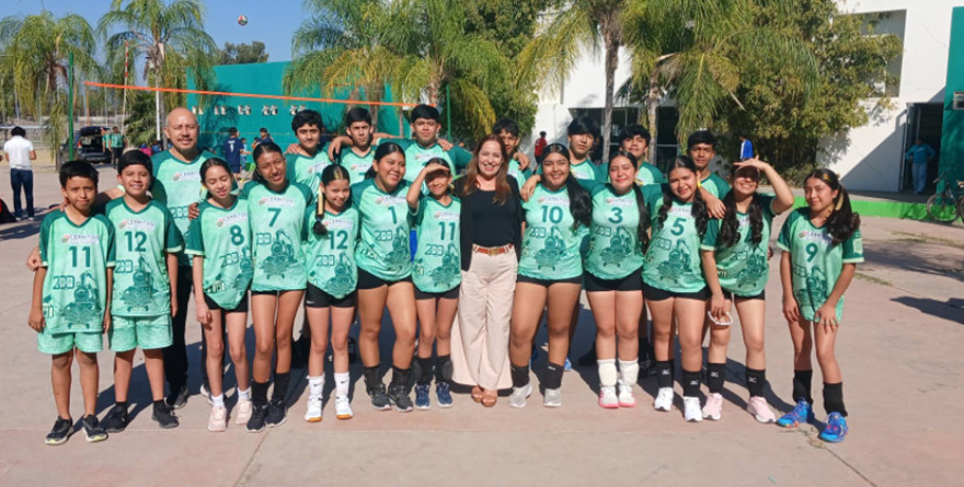 Entrega de uniformes a Telesecundarias