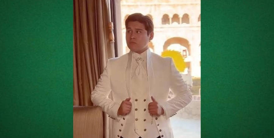Potosino la rompe en promocional de Bridgerton