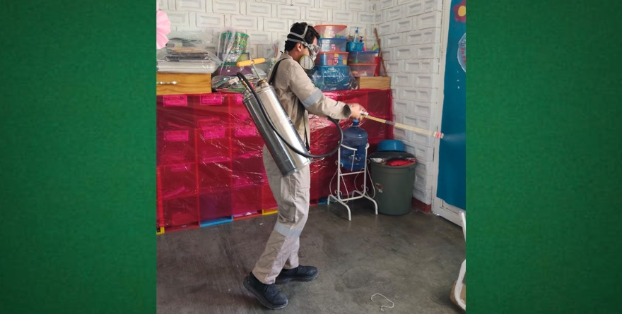 Fumigan escuela contra mosquitos