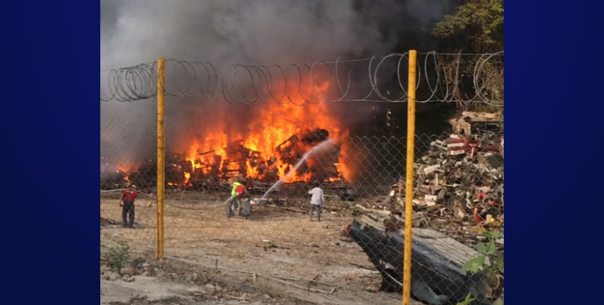 Incendio consume corralón vehicular