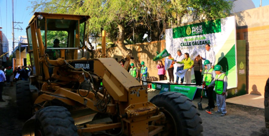 Inician rehabilitación de calle Galeana en Pozos
