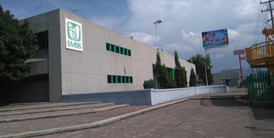 Investigan cámara en baño de clínica IMSS
