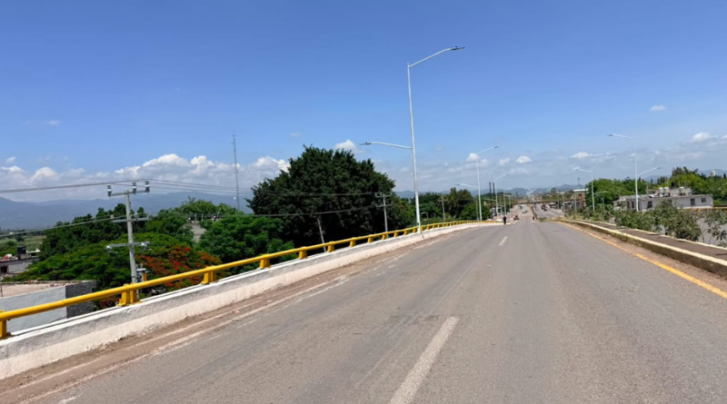 Supervisan limpieza en puente elevado municipal