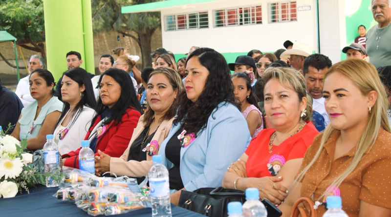 Concluyen estudios alumnos de primaria oficial