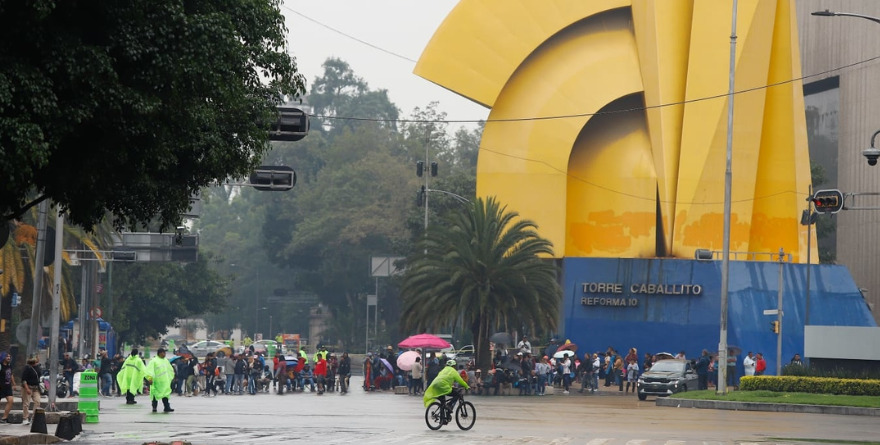 BLOQUEA CNTE PASEO DE LA REFORMA E INSURGENTES