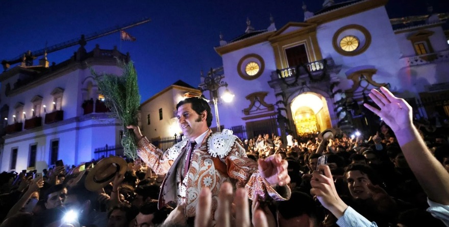 MORANTE SALE A HOMBROS DE LA REAL MAESTRANZA DE SEVILLA