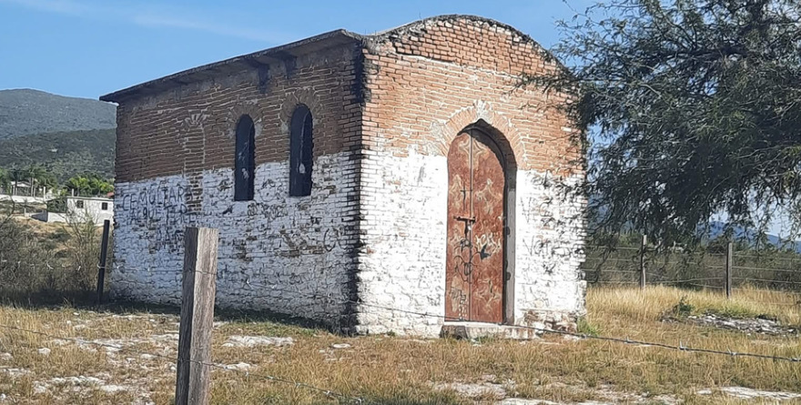 Fieles desafían cierre de capilla
