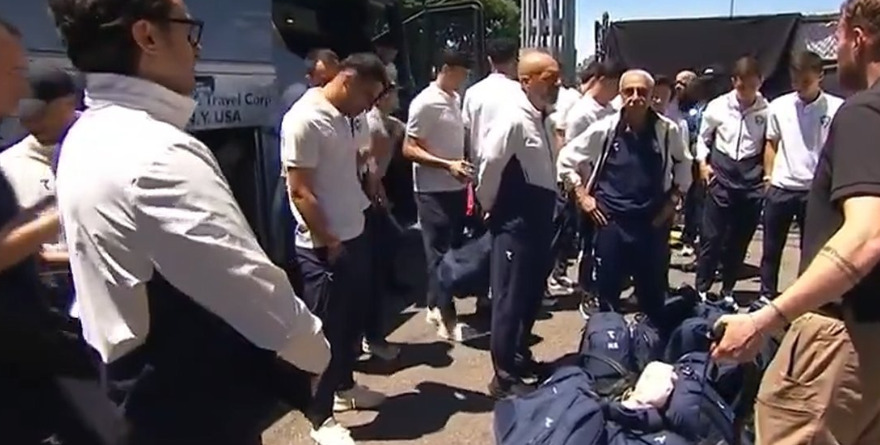 INDIGNA CONTROL DE SEGURIDAD CONTRA SELECCIÓN DE UZBEKISTÁN