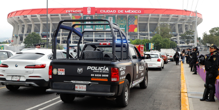 SE QUEDAN DUEÑOS DE PALCOS CON LOS REFRESCOS EN MANO