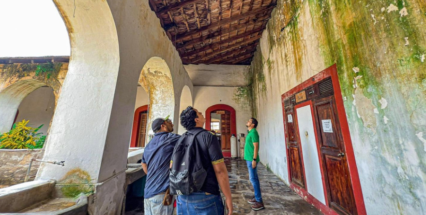 Restauración en puerta