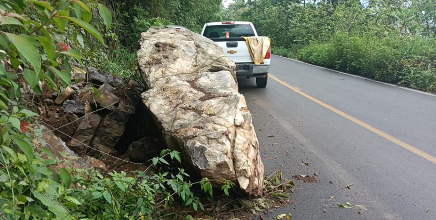 Evalúan caminos tras fuertes lluvias